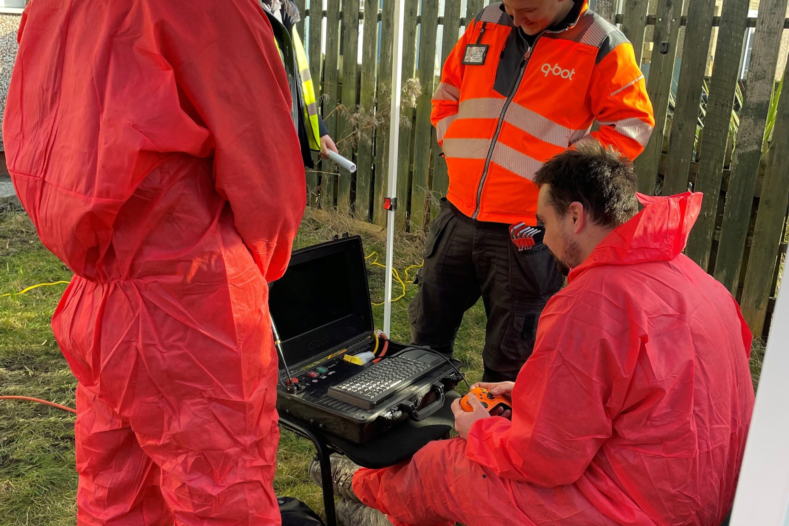 Installers on site with the robot